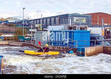 Le canoéiste pratiquant à Pinkston Sports d'eau de la Direction générale de la Forth Glasgow and Clyde Canal au Canal du Nord, rue Bank Scotland UK Banque D'Images
