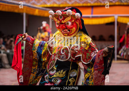 Monk l'exécution d'une danse rituelle dans Takthok monastery, Ladakh Banque D'Images