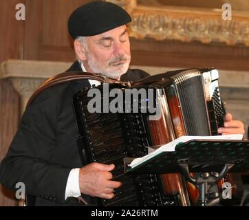 Le 29 septembre 2019, Santa Barbara, Californie : divertissement au cours Ã"Passeport pour CommunityÃ au Santa Barbara Beaux Awards 2019 à l'Académie de musique de l'Ouest. ..Selon leur site web, Ã'Chaque année, Santa Barbara de beaux projets d'embellissement important reconnaît dans toute la ville grâce à notre programme de prix annuels. À partir de la petite résidence unifamiliale des projets de bricolage à succession de jardins, des bâtiments municipaux, de théâtres, de placer l'art dans les lieux publics, et tout le reste, ces prix exemplaire unique properties Ã et les personnes concernées qu'à élargir la bea Banque D'Images