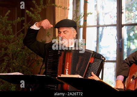 Le 29 septembre 2019, Santa Barbara, Californie : divertissement au cours Ã"Passeport pour CommunityÃ au Santa Barbara Beaux Awards 2019 à l'Académie de musique de l'Ouest. ..Selon leur site web, Ã'Chaque année, Santa Barbara de beaux projets d'embellissement important reconnaît dans toute la ville grâce à notre programme de prix annuels. À partir de la petite résidence unifamiliale des projets de bricolage à succession de jardins, des bâtiments municipaux, de théâtres, de placer l'art dans les lieux publics, et tout le reste, ces prix exemplaire unique properties Ã et les personnes concernées qu'à élargir la bea Banque D'Images