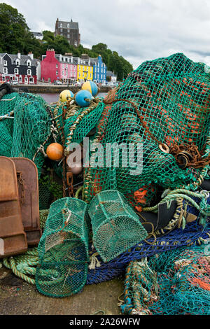Les filets de pêche dans le port de Tobermory sur quai. Isle of Mull, Scotland Banque D'Images