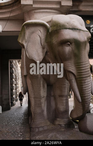 La porte de l'éléphant dans la ville de Copenhague sous un ciel couvert journée d'automne, Danemark Banque D'Images