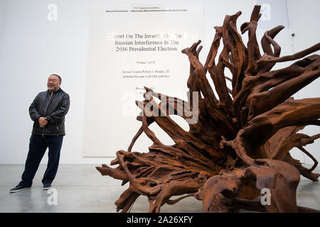 L'artiste chinois Ai Weiwei en stand en face de 'Martin 2019' et 'La page de couverture du Mueller rapport, présenté au procureur général William Barr par Robert Mueller le 22 mars 2019' réalisé à partir de Lego comme Weiwei ouvre sa nouvelle exposition Ai Weiwei : racines à la Lisson Gallery, Londres. Banque D'Images