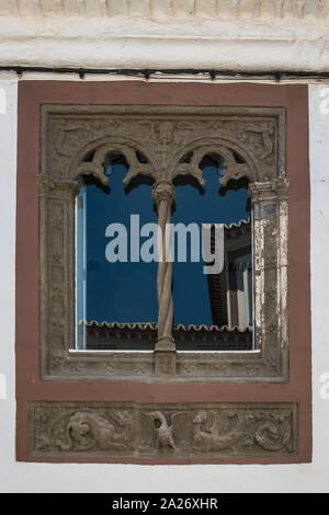 Fenêtre ouvragée historique, divisé en deux parties. En raison de ciel bleu et une autre chambre. Ribeira Grande, São Miguel, Açores, Portugal. Banque D'Images