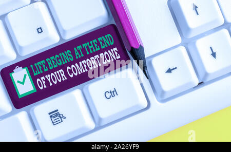 Écrit remarque montrant la vie commence à la fin de votre zone de confort. Concept d'entreprise pour apporter des modifications évoluer grandir avec clavier pc blanc note papier abov Banque D'Images