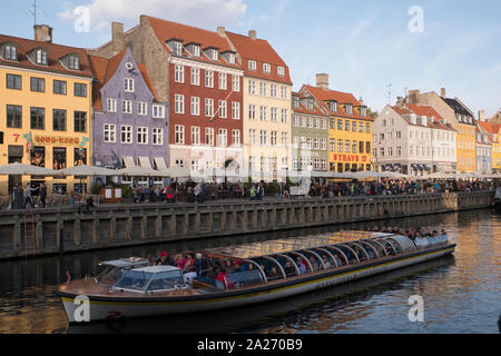 Les touristes en bateau dans la rivière Nyhavn à Copenhague une journée d'automne, Danemark Banque D'Images