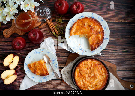 De style européen maison tarte aux pommes. Accompagné de pommes fraîches et fond de bois. Banque D'Images