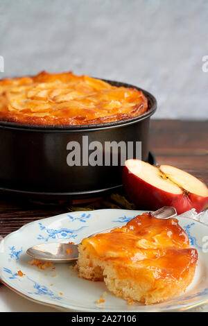 De style européen maison tarte aux pommes. Accompagné de pommes fraîches et fond de bois. Banque D'Images