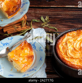 De style européen maison tarte aux pommes. Accompagné de pommes fraîches et fond de bois. Banque D'Images