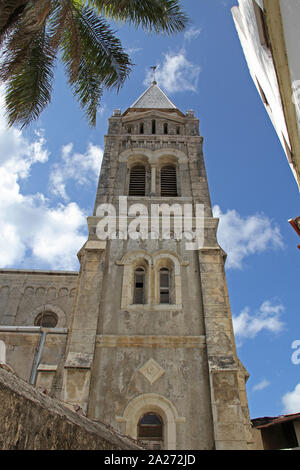 Cathédrale St Joseph, édifice de l'église contre le ciel bleu, Stone Town, Zanzibar, Tanzanie, l'île de Unguja, près des quais. Banque D'Images