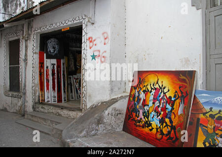 Peinture à vendre dans un marché rural cadeaux, Stone Town, Zanzibar, Tanzanie, l'île d'Unguja. Banque D'Images