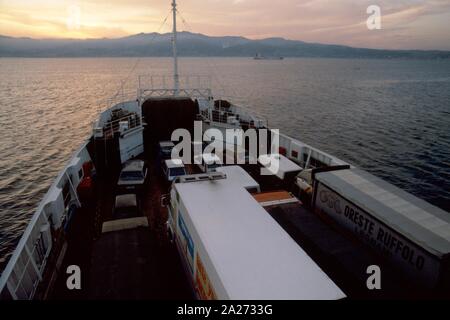 L'Italie, ferry sur le détroit de Messine, à l'arrière-plan la côte de la Sicile Banque D'Images