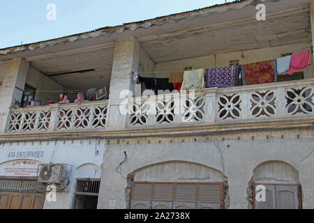 Ligne de lavage et les femmes musulmanes sur balcon de l'appartement à Stone Town, Zanzibar, Tanzanie, l'île d'Unguja. Banque D'Images