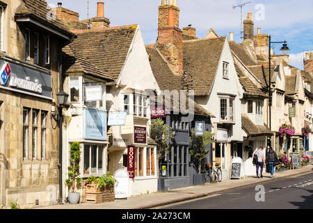 Petits magasins et cafés pittoresques dans de vieux bâtiments en très centre-ville historique. St Paul's Street Stamford Lincolnshire Angleterre Royaume-uni Grande-Bretagne Banque D'Images