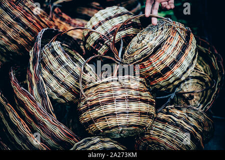 Bouquet d'objets en rotin panier, matériau à base de plantes. Focus sélectif. Banque D'Images