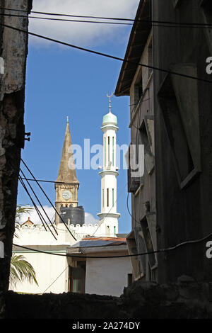Mosquée et l'église à côté de l'autre, Stone Town, Zanzibar, Tanzanie, l'île d'Unguja. Banque D'Images