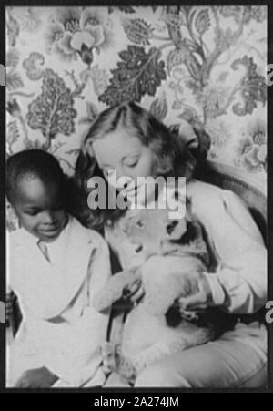 Portrait de Tallulah Bankhead, Julius et Perkins, Jr., avec lion cub Winston Churchill Banque D'Images