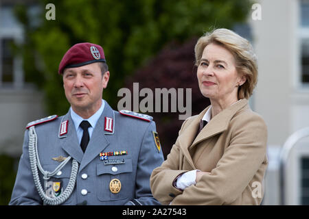 14.05.2019, Berlin, Berlin, Allemagne - Mme Ursula von der Leyen, ministre fédéral de la Défense, et le Dr Volker Bauersachs, le colonel de la Bundeswehr. 00R Banque D'Images