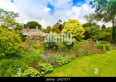 Les lits de la Roseraie sont remplis d'une variété de plantes vivaces et arbustes dans les jardins, près de la ferme de terriers Axminster, Devon, England, UK Banque D'Images