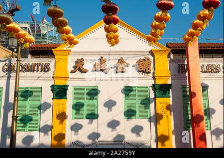 15.03.2019, Singapour, Singapour - Décoration de rue avec des lanternes pour le festival du Nouvel An lunaire chinois le long de la South Bridge Road dans le péché Banque D'Images