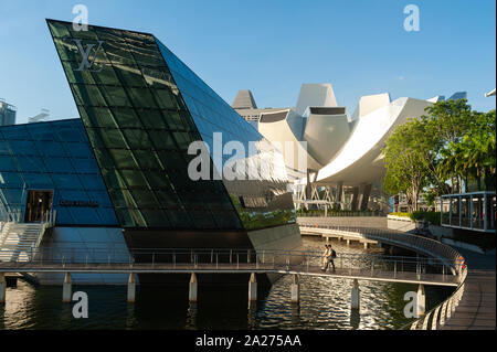 06.05.2019, Singapour, Singapour - Louis Vuitton Island Maison boutique de luxe à Marina Bay Sands. Dans l'arrière-plan est le Musée ArtScience. 0SL19050 Banque D'Images