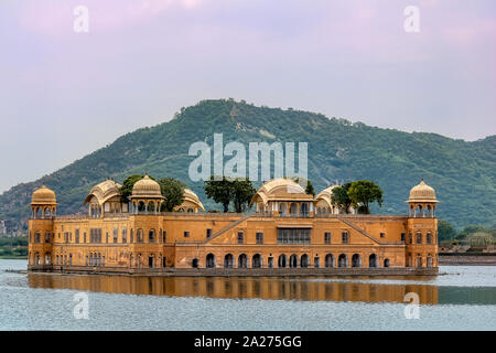 L'eau d'or Jal Mahal Palace au milieu de Man Sagar Lake, Jaipur, Inde Banque D'Images