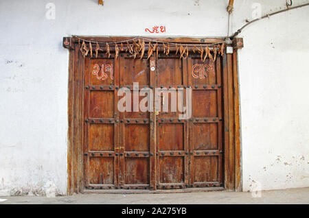 Vieille porte décorative, Stone Town, Zanzibar, Tanzanie, l'île d'Unguja. Banque D'Images