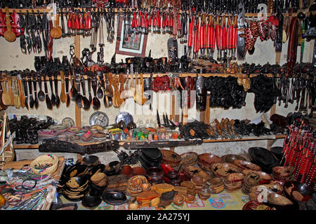 Masques, statuettes et autres souvenirs africains, Stone Town, Zanzinbar, Unguja Island, Tanzanie. Banque D'Images