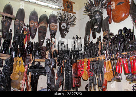 Masques, statuettes et autres souvenirs africains, Stone Town, Zanzinbar, Unguja Island, Tanzanie. Banque D'Images