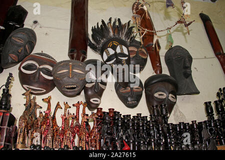 Masques, statuettes et autres souvenirs africains, Stone Town, Zanzinbar, Unguja Island, Tanzanie. Banque D'Images