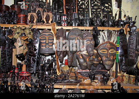 Masques, statuettes et autres souvenirs africains, Stone Town, Zanzinbar, Unguja Island, Tanzanie. Banque D'Images