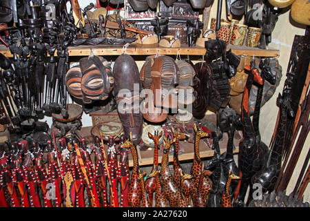 Masques, statuettes et autres souvenirs africains, Stone Town, Zanzinbar, Unguja Island, Tanzanie. Banque D'Images