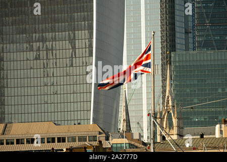 Près de l'Union Jack battant sur le HMS Belfast à Londres. Les gratte-ciel de la ville de Londres sont à l'arrière-plan Banque D'Images