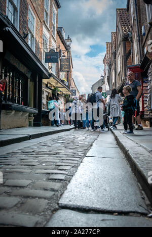 La destination historique extrêmement populaire des ruines de York, une rue commerçante médiévale du XIVe siècle. Banque D'Images