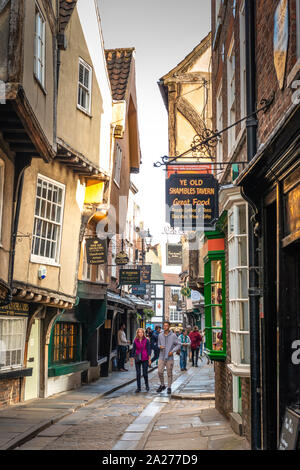 La destination historique extrêmement populaire des ruines de York, une rue commerçante médiévale du XIVe siècle. Banque D'Images