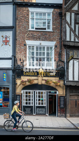 Le Golden Fleece Inn prétend être la maison publique la plus hantée de la ville de York, mentionnée dans les Archives de la ville de York jusqu'en 1503. Banque D'Images