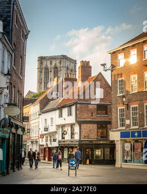 York Minster vu à travers les rues médiévales du centre-ville historique de York Banque D'Images