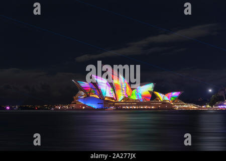 Vue rapprochée de l'emblématique Opéra de Sydney la nuit pendant le festival vives. Vivid Sydney est la plus grande fête de la lumière, de la musique et des idées. Banque D'Images