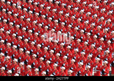 (191001) -- BEIJING, 1er octobre 2019 (Xinhua) -- les femmes une formation de la milice prend part à un défilé militaire célébrant le 70e anniversaire de fondation de la République populaire de Chine (RPC) à Beijing, capitale de Chine, le 1er octobre 2019. (Xinhua/Ju Zhenhua) Banque D'Images