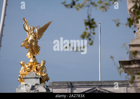 La Victoire de Samothrace statue trônant au sommet de Victoria Memorial à Londres. L'Union Jack, va à l'arrière-plan Banque D'Images