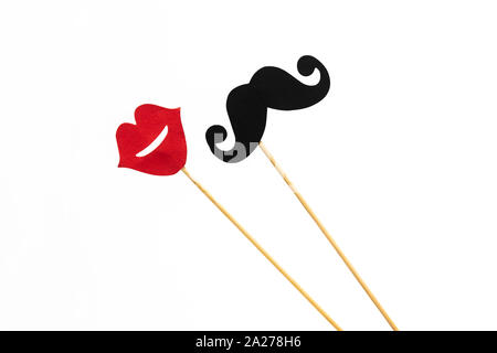 Photo Booth props les lèvres et une moustache noire isolé sur fond blanc Banque D'Images