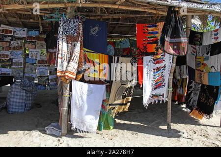 De serviettes, peignoirs, serviettes et tapis vendu par hawker sur le marché libre en décrochage sur plage, Zanzibar, l'île de Unguja, Tanzanie. Banque D'Images