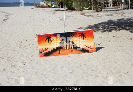 Peinture toile orange à vendre sur plage, Zanzibar, l'île de Unguja, Tanzanie. Banque D'Images