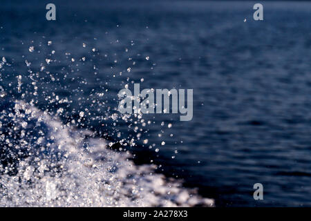 Dans le mouvement lent de l'eau, les éclaboussures Banque D'Images