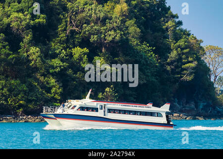 High Speed ferry touristique arrivant à cette maison de vacances île ; baie Sarrasine Resort, Koh Rong Sanloem Island, Sihanoukville, Cambodge Banque D'Images