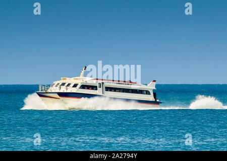 High Speed ferry touristique arrivant à cette maison de vacances île ; baie Sarrasine Resort, Koh Rong Sanloem Island, Sihanoukville, Cambodge Banque D'Images