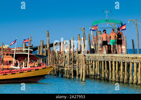 Les touristes sur l'embarcadère principal de cette charmante maison de vacances île ; Bay Resort Sarrasine, l'île de Koh Rong Sanloem, Sihanoukville, Cambodge Banque D'Images