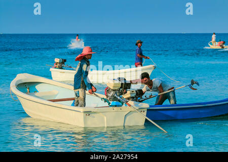 Les petits bateaux longtail dans ce charmant appartement de vacances ; l'île de Bay Resort Sarrasine, l'île de Koh Rong Sanloem, Sihanoukville, Cambodge Banque D'Images