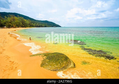 Sunset Beach sur la côte ouest plus calme de cette maison de vacances île ; coucher de soleil sur la plage, île de Koh Rong Sanloem, Sihanoukville, Cambodge Banque D'Images