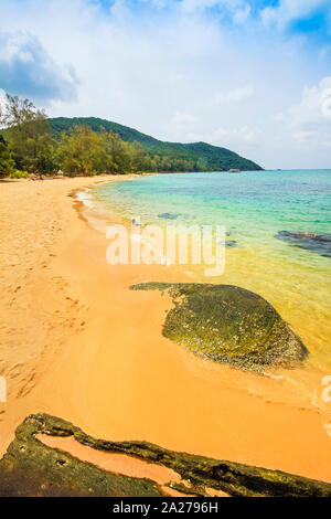 Sunset Beach sur la côte ouest plus calme de cette maison de vacances île ; coucher de soleil sur la plage, île de Koh Rong Sanloem, Sihanoukville, Cambodge Banque D'Images